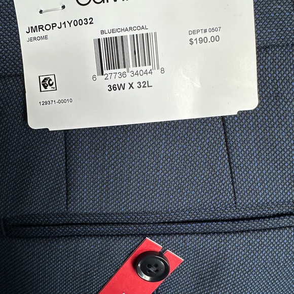 Slim fit and sleek sharkskin fabric of this Blue Birdseye suit from CK,100% Wool - Picture 7 of 8